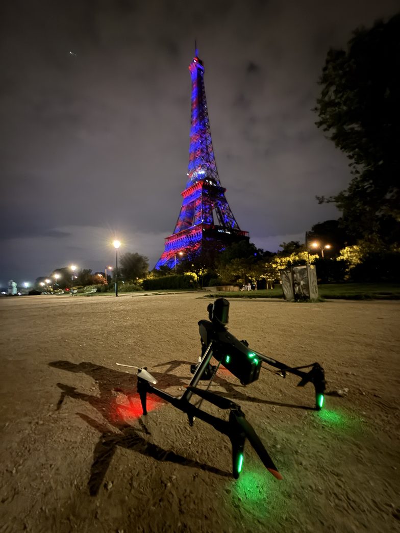 Feu d'artifice du 14 juillet au-dessus de Paris pendant un tournage de nuit